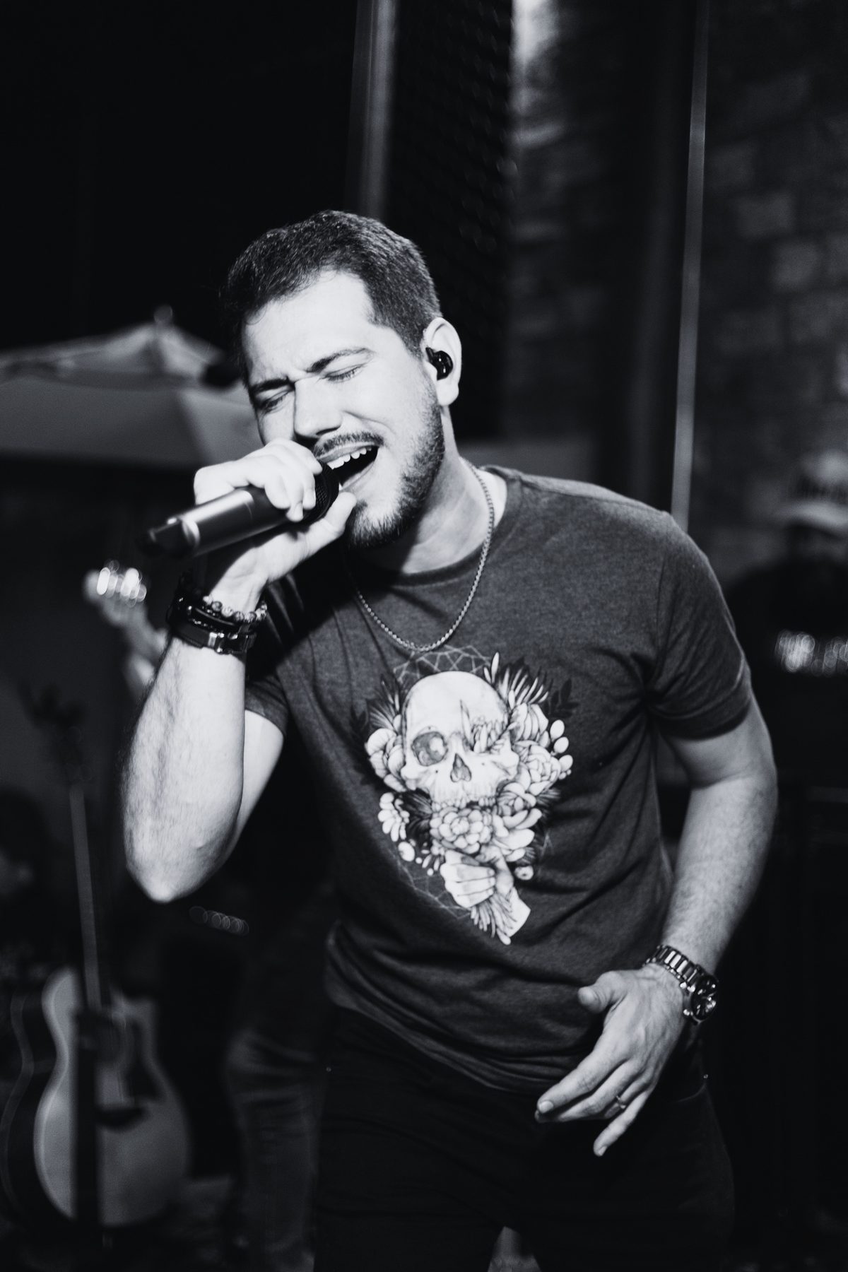 Sid cantando ao vivo no palco